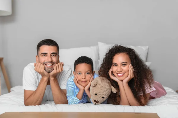 Feliz Família Interracial Quarto — Fotografia de Stock