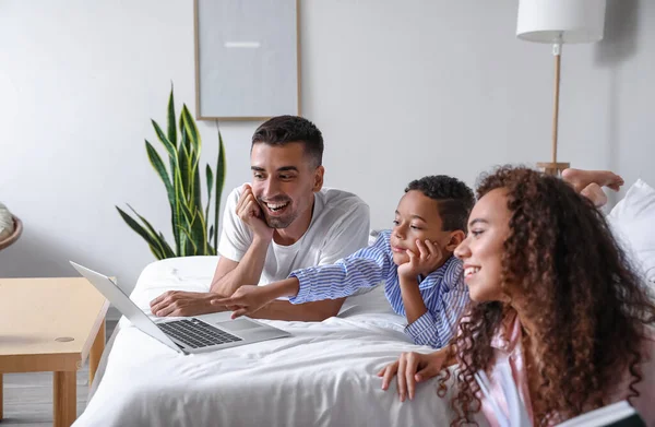 Happy Interracial Family Laptop Bedroom — Stock Photo, Image