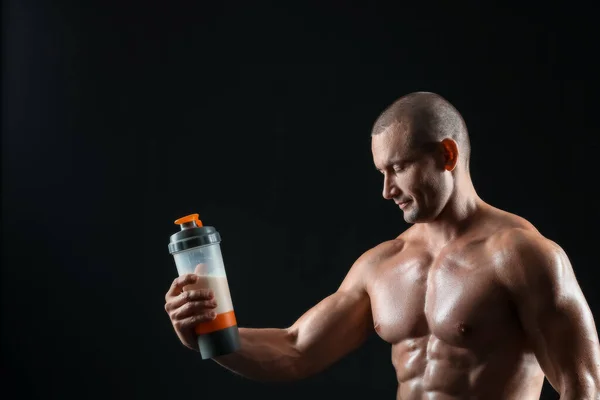 Man Bodybuilder Med Protein Skaka Mörk Bakgrund — Stockfoto