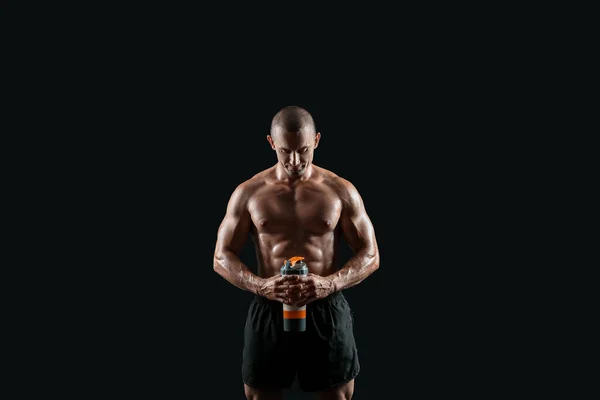 Man Bodybuilder Med Protein Skaka Mörk Bakgrund — Stockfoto