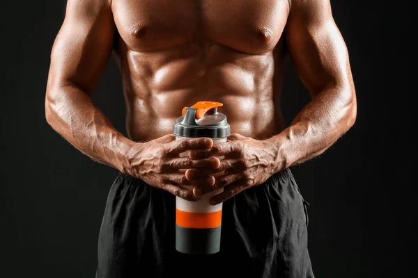 Männlicher Bodybuilder Mit Proteinshake Auf Dunklem Hintergrund — Stockfoto