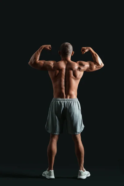 Männlicher Bodybuilder Auf Dunklem Hintergrund Rückseite — Stockfoto