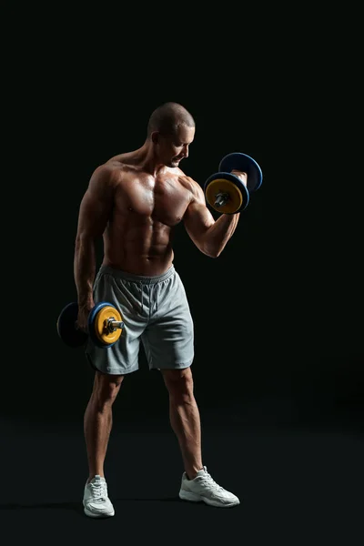 Man Bodybuilder Med Hantlar Mörk Bakgrund — Stockfoto
