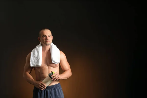 Male Bodybuilder Protein Shake Dark Background — Stock Photo, Image