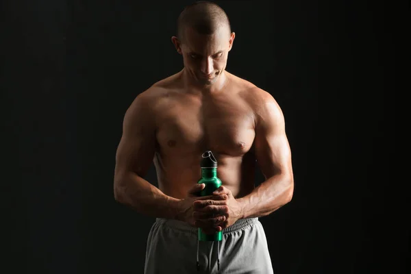 Male Bodybuilder Protein Shake Dark Background — Stock Photo, Image