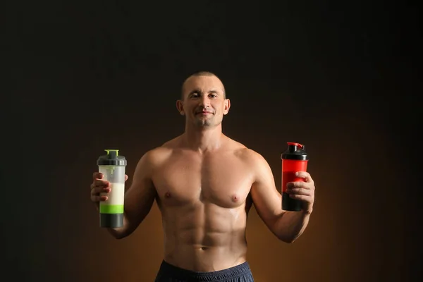 Bodybuilder Masculin Avec Des Shakes Protéines Sur Fond Sombre — Photo