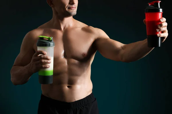 Man Bodybuilder Med Protein Skakar Mörk Bakgrund — Stockfoto