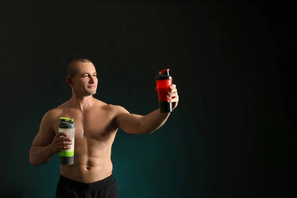 Culturista Masculino Con Batidos Proteínas Sobre Fondo Oscuro — Foto de Stock