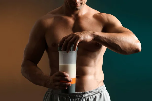 Man Bodybuilder Med Protein Skaka Mörk Bakgrund — Stockfoto