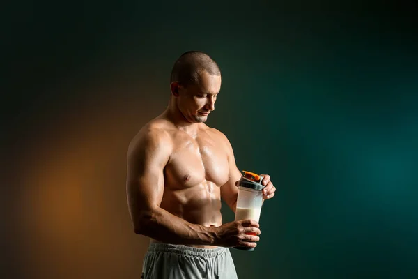 Man Bodybuilder Med Protein Skaka Mörk Bakgrund — Stockfoto