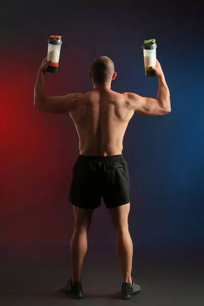 Male Bodybuilder Protein Shakes Dark Background Back View — Stock Photo, Image