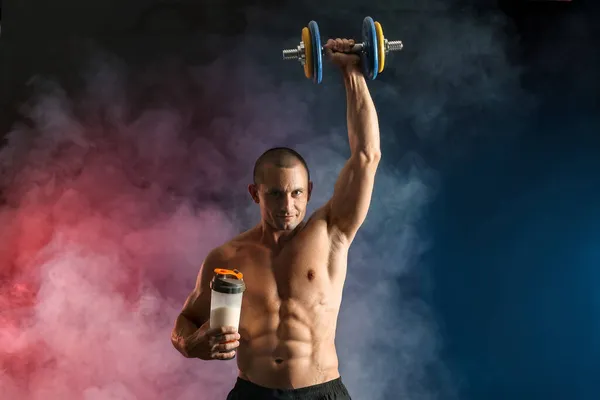 Man Bodybuilder Med Protein Shake Och Hantel Mörk Bakgrund — Stockfoto