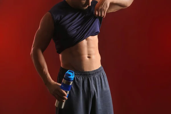 Man Bodybuilder Med Protein Skaka Mörk Färg Bakgrund — Stockfoto