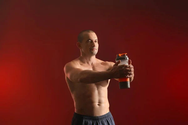 Man Bodybuilder Med Protein Skaka Mörk Färg Bakgrund — Stockfoto