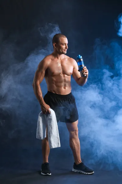 Man Bodybuilder Med Protein Skaka Rök Mörk Bakgrund — Stockfoto