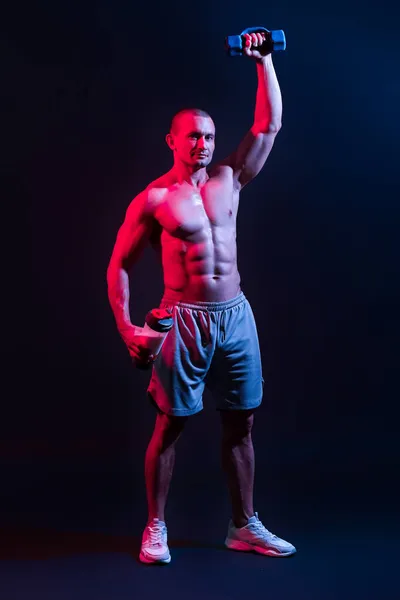 Man Bodybuilder Med Protein Shake Och Hantel Mörk Bakgrund — Stockfoto