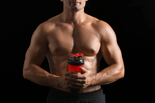 Male Bodybuilder Protein Shake Dark Background — Stock Photo, Image