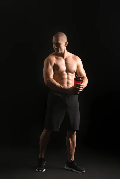Male Bodybuilder Protein Shake Dark Background — Stock Photo, Image