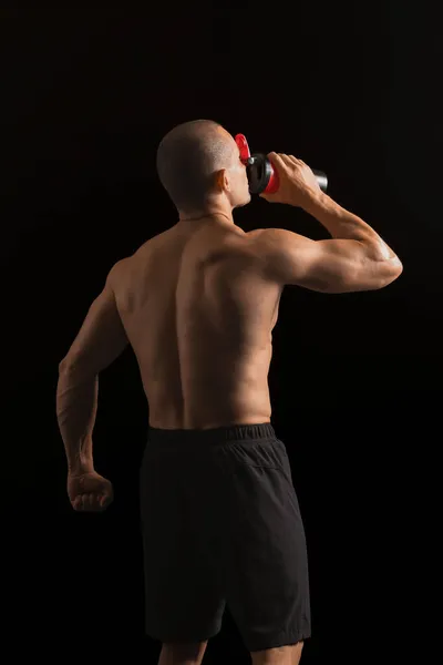 Male Bodybuilder Drinking Protein Shake Dark Background — Stock Photo, Image