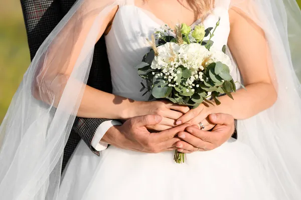 Felice Giovane Sposa Con Suo Sposo Primo Piano — Foto Stock