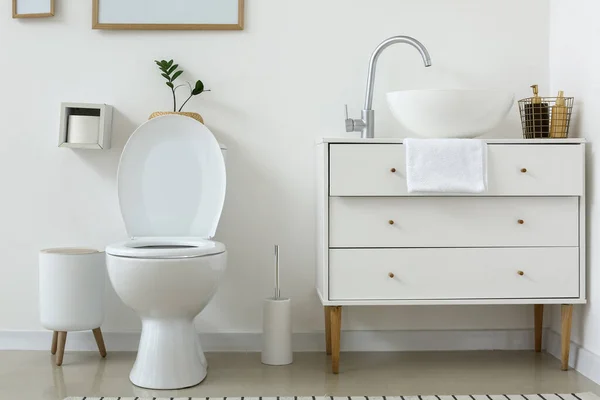 Toilet Putih Dan Laci Dekat Dinding Cahaya Kamar Kecil — Stok Foto
