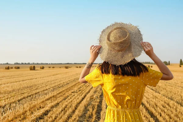 Romantisk Ung Kvinna Hatt Skördade Fält Bakgrund — Stockfoto