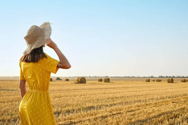 Romantic Young Woman Hat Harvested Field Background — Stock Photo, Image