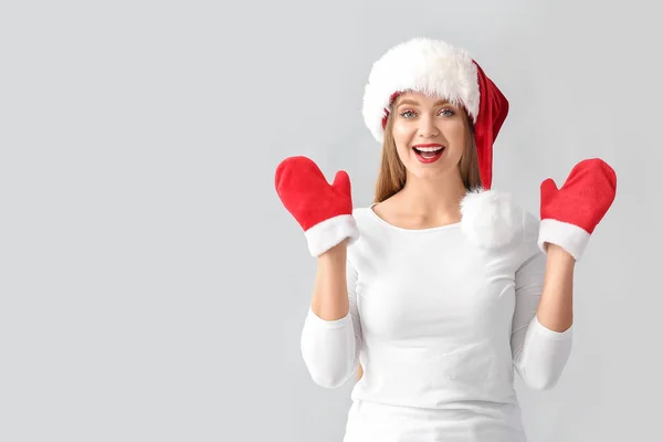 Joyeux Jeune Femme Dans Chapeau Père Noël Avec Des Mitaines — Photo