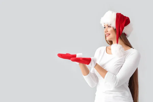 Mujer Joven Feliz Santa Sombrero Con Manoplas Sobre Fondo Gris —  Fotos de Stock