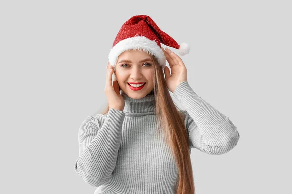 Belle Jeune Femme Chapeau Père Noël Sur Fond Gris — Photo