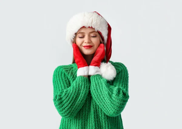 Mujer Joven Feliz Santa Sombrero Con Manoplas Sobre Fondo Gris —  Fotos de Stock