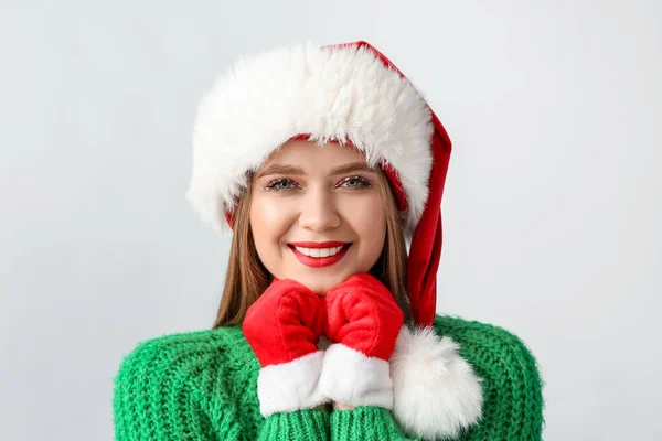 Mujer Joven Feliz Santa Sombrero Con Manoplas Sobre Fondo Gris — Foto de Stock