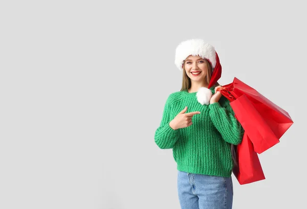 Mulher Bonita Chapéu Santa Com Sacos Compras Fundo Cinza — Fotografia de Stock