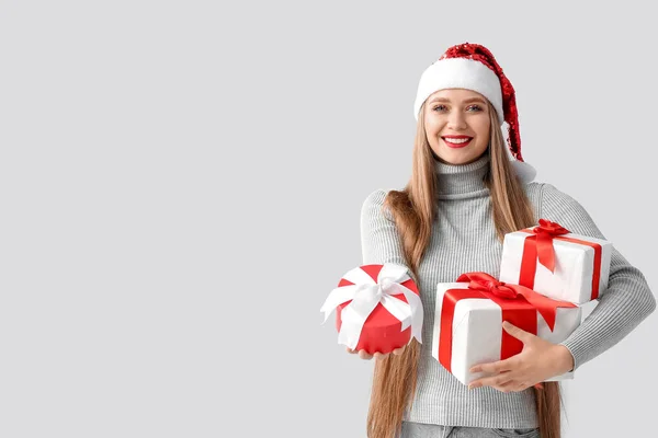Beautiful Young Woman Santa Hat Christmas Gifts Grey Background — Stock Photo, Image
