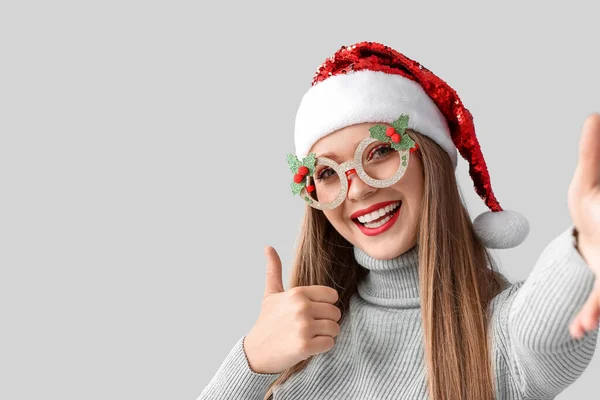 Jovem Feliz Com Decoração Natal Tirando Selfie Fundo Cinza — Fotografia de Stock