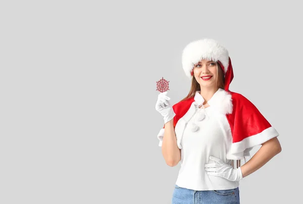 Schöne Junge Frau Weihnachtsmannkostüm Und Mit Schneeflocke Auf Grauem Hintergrund — Stockfoto