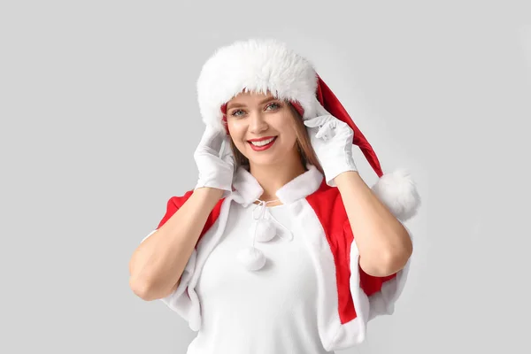 Belle Jeune Femme Costume Père Noël Sur Fond Gris — Photo