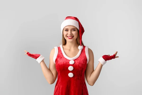 Gri Arka Planda Noel Baba Kostümlü Güzel Bir Kadın — Stok fotoğraf