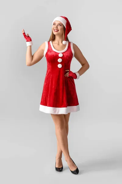 Mooie Jonge Vrouw Santa Kostuum Grijze Achtergrond — Stockfoto