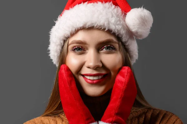 Hermosa Mujer Sombrero Santa Con Manoplas Sobre Fondo Oscuro —  Fotos de Stock