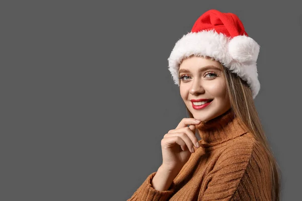 Karanlık Arka Planda Noel Baba Şapkalı Güzel Kadın — Stok fotoğraf