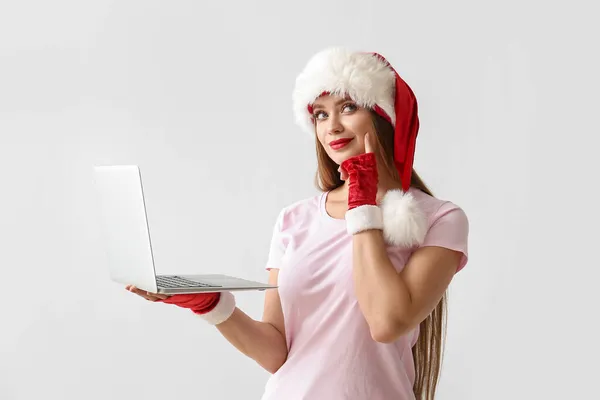 Jovem Mulher Atenciosa Chapéu Santa Com Laptop Fundo Cinza — Fotografia de Stock