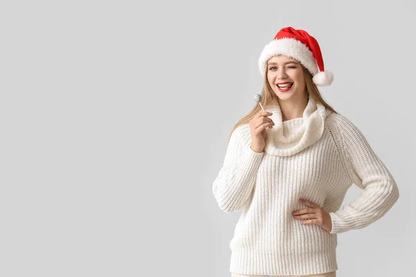 Grimacing Jovem Mulher Santa Chapéu Com Pirulito Fundo Cinza — Fotografia de Stock