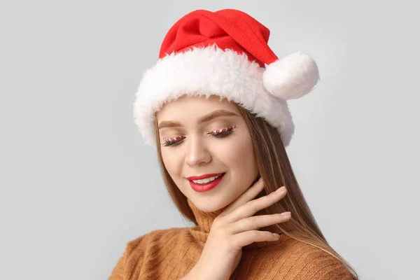 Mooie Jonge Vrouw Kerstman Hoed Grijze Achtergrond — Stockfoto