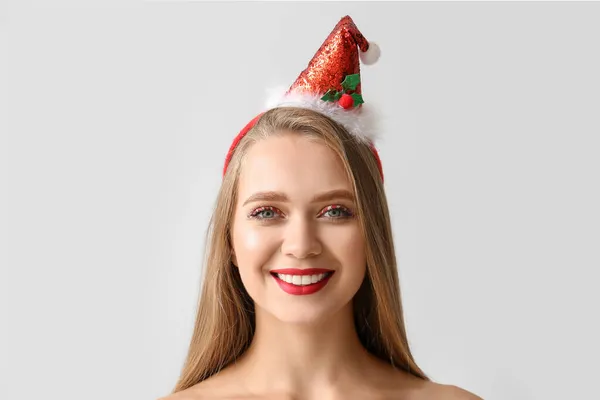 Hermosa Joven Con Decoración Navidad Sobre Fondo Gris — Foto de Stock