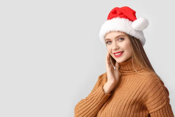 Mooie Jonge Vrouw Kerstman Hoed Grijze Achtergrond — Stockfoto