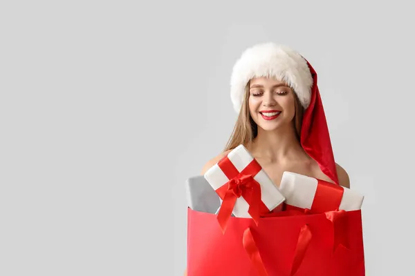 Bella Giovane Donna Cappello Babbo Natale Con Regali Natale Sfondo — Foto Stock
