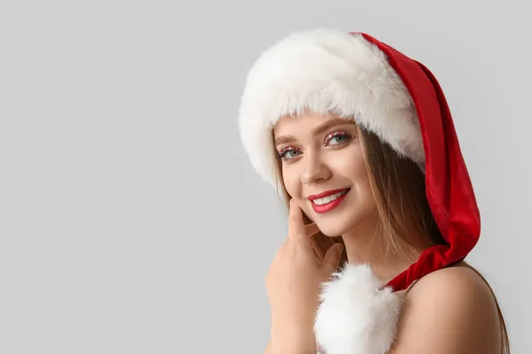 Mooie Jonge Vrouw Kerstman Hoed Grijze Achtergrond — Stockfoto