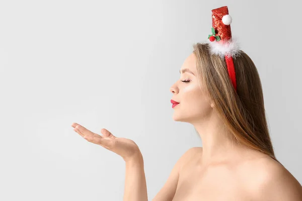 Mooie Jonge Vrouw Met Kerst Decor Verzenden Lucht Kus Grijze — Stockfoto