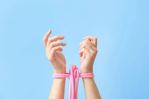 Mulher Com Amarrado Conjunto Mãos Fundo Cor — Fotografia de Stock